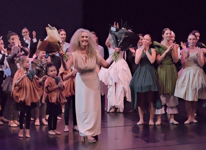 Annabel Burgat et ses élèves saluent à la fin du spectacle